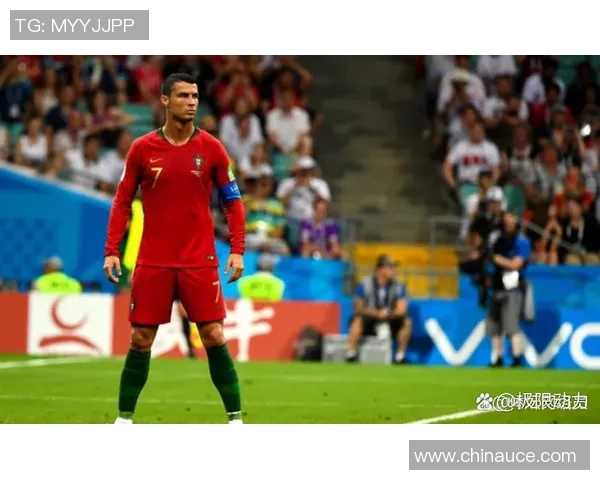 C罗挑战篮球场展现运动天赋足球明星跨界竞技引发热议 C罗挑战篮球场展现运动天赋足球明星跨界竞技引发热议