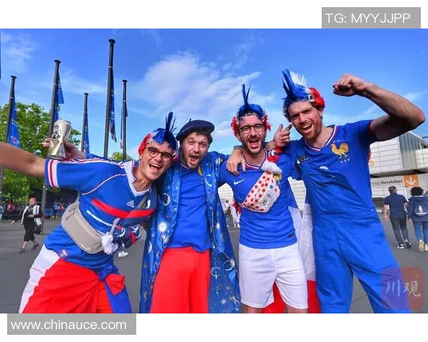 巴西足球明星在街头展现技艺与热情引发球迷热烈围观