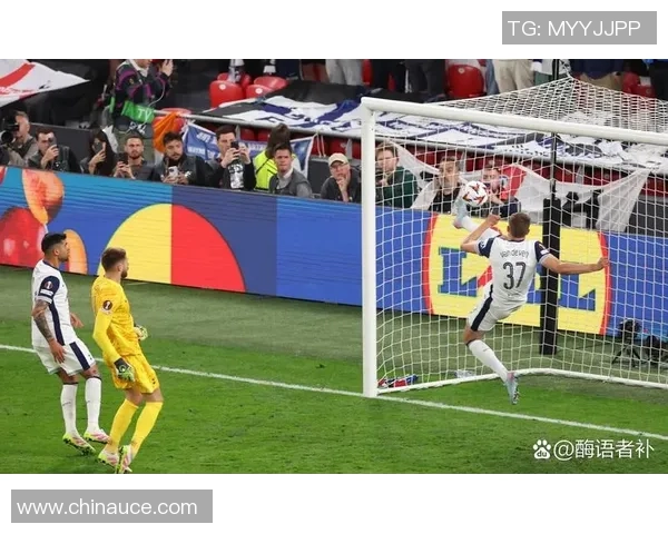 足球明星因精彩表现登上热搜榜引发球迷热议与关注