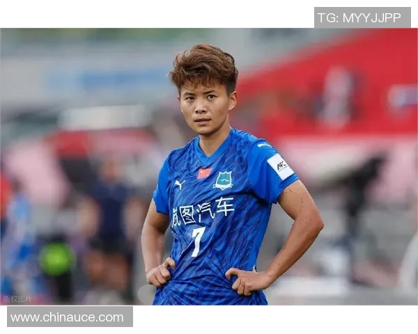 足球明星王霜的艺术之旅：用画笔描绘梦想与激情的交汇